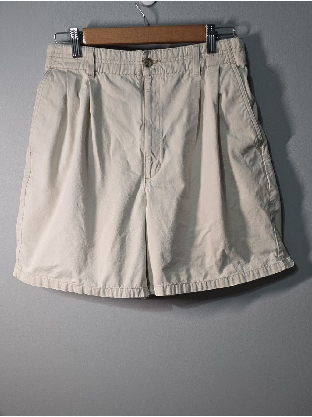 Eddie Bauer shorts men's size 36 beige casual pleated khaki Classic